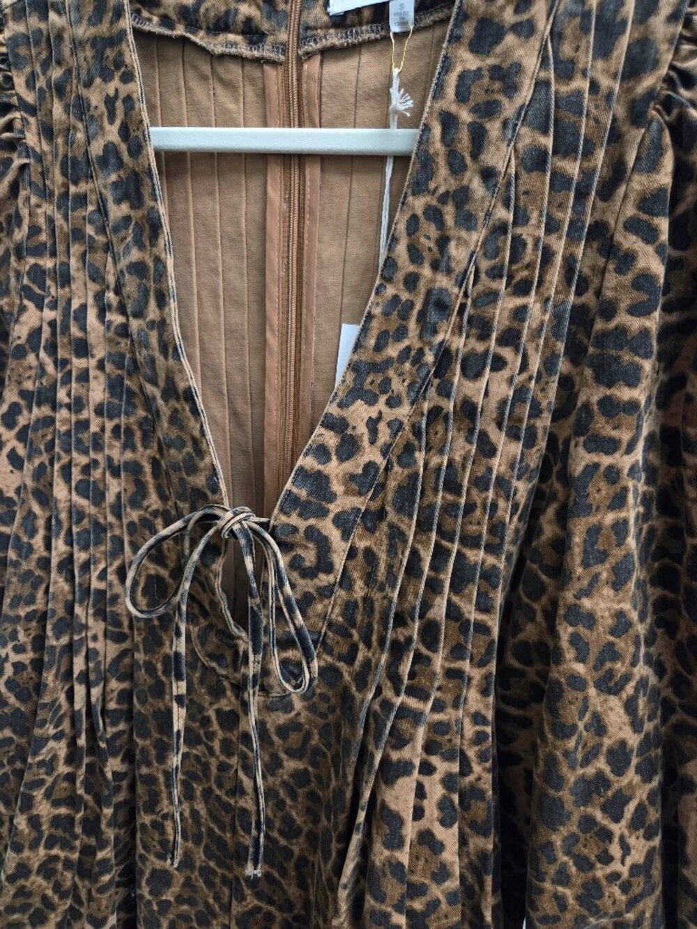 R27.‎ Leopard Print Pleated Romper - Picture 2 of 3